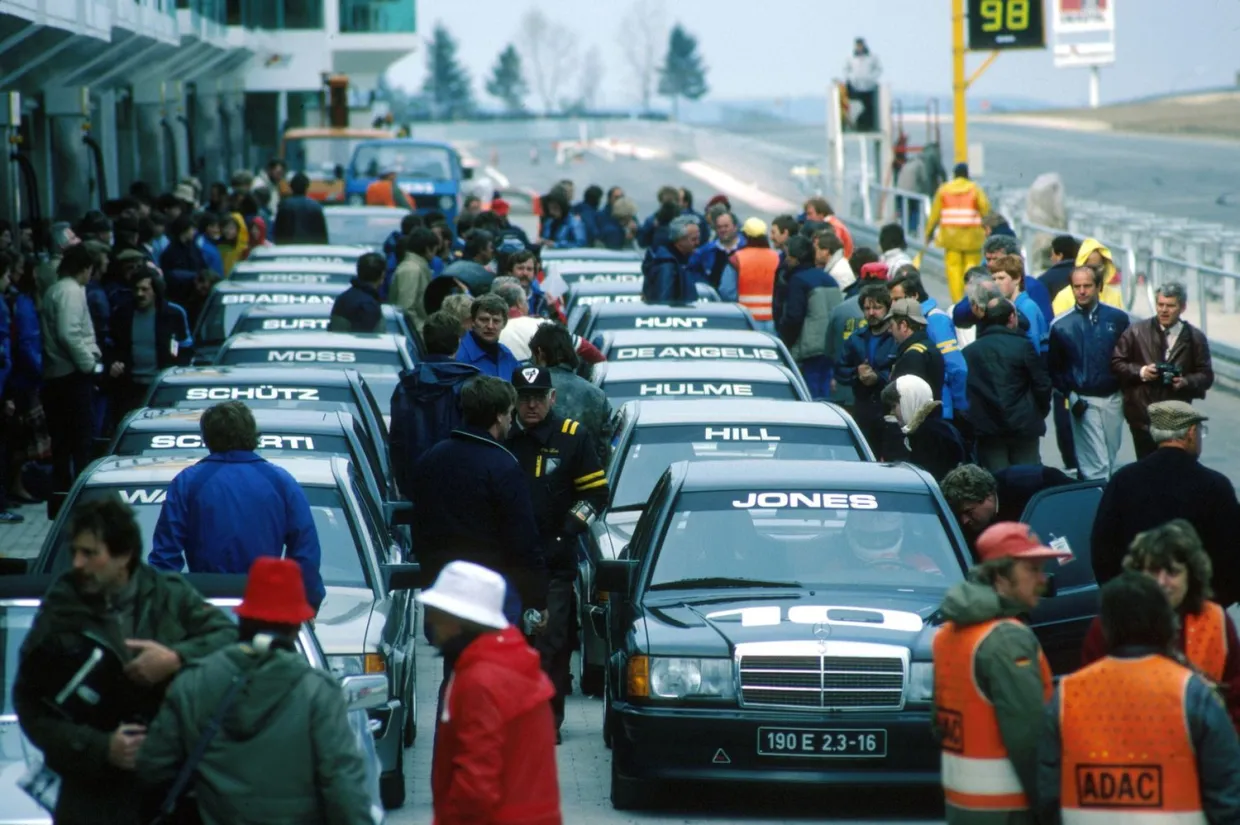 190E’s with famous driver names lined up in the pit lane